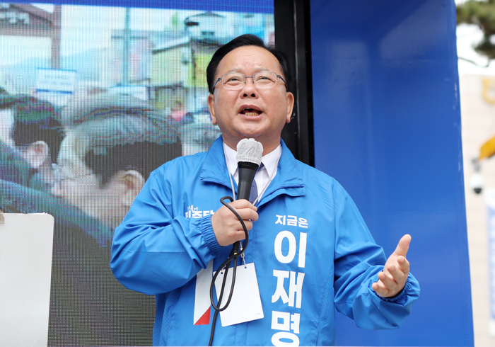 김부겸 더불어민주당 중앙당 총괄선대위원장이 22일 이재명 대선후보의 고향인 경북 안동문화의 거리에서 이 후보를 지지를 호소하고 있다.