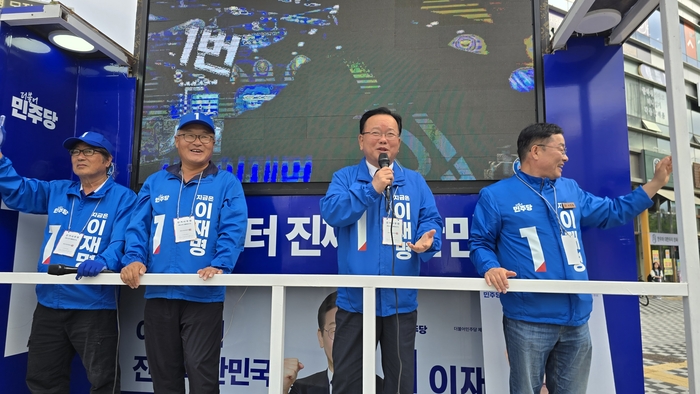 김부겸 위원장이 예천군 도청신도시를 방문해 이재명 후보의 지지를 호소하고 있다.
