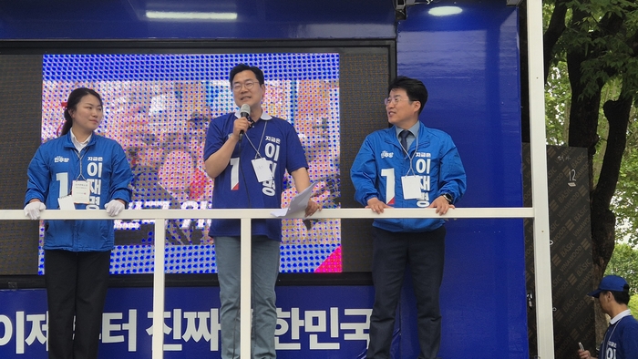 박찬대 민주당 상임총괄선대위원장으 22일 영남대 앞에서 이재명 후보 지지를 호소하고 있다.