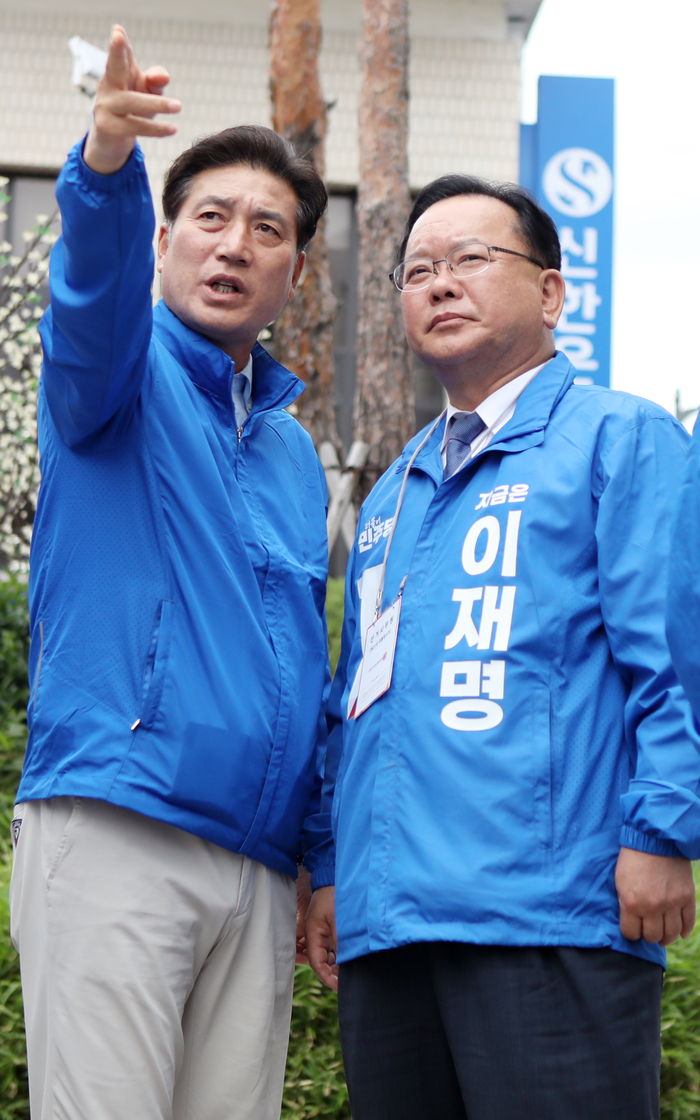 김부겸 더불어민주당 중앙당 총괄선대위원장이 22일 이재명 대선후보의 고향인 경북 안동문화의 거리에서 김위한 전 민주당 안동예천지역위원장과 도심 상권을 둘러보고 있다.