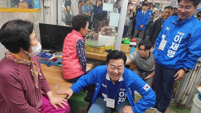 더불어민주당 박찬대 상임 총괄선대위원장이 상인들의 말을 경청하고 있다.<유시용 기자>