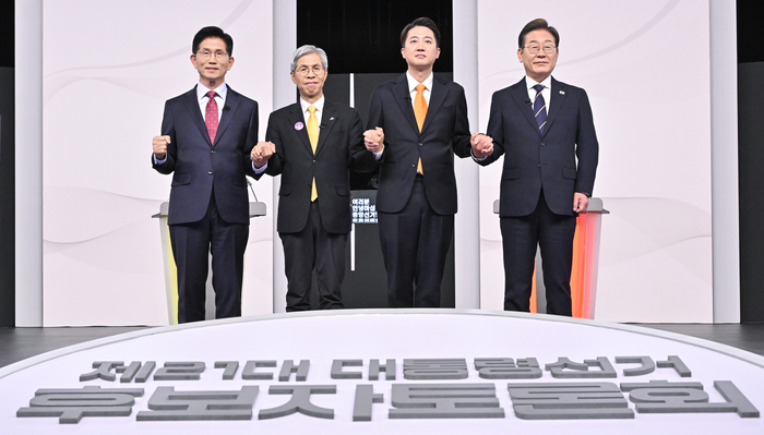 국민의힘 김문수(왼쪽부터)·민주노동당 권영국·개혁신당 이준석·더불어민주당 이재명 대선후보가 지난 18일 서울 마포구 상암동 SBS 프리즘센터 스튜디오에서 열린 제21대 대선 1차 후보자 토론회 시작에 앞서 기념촬영을 하고 있다. 연합뉴스
