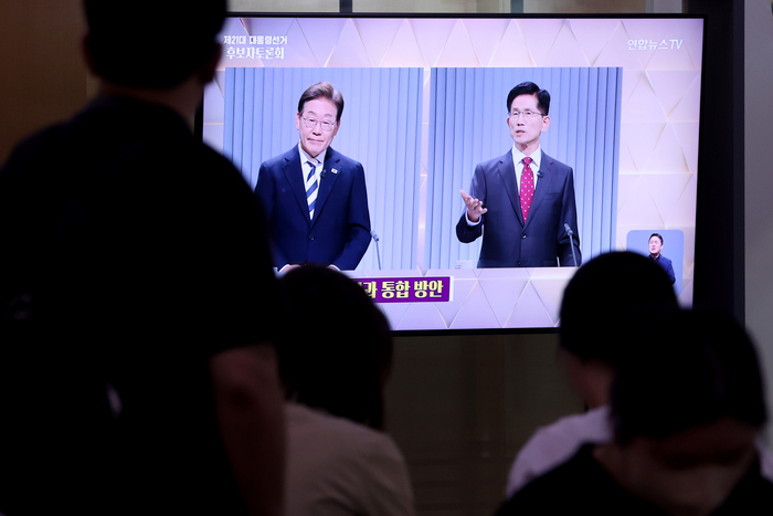 지난 23일 서울역 대합실에서 제21대 대통령선거 2차 후보자 토론회가 생중계되고 있다. <연합뉴스>