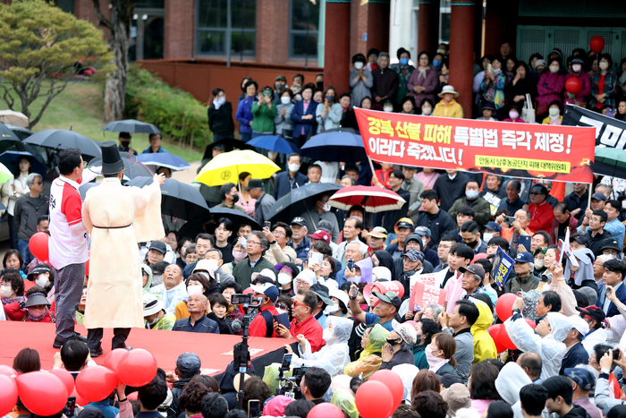 김문수 국민의힘 대선 후보가 24일 경북 안동 웅부공원 유세 현장에서 양반 도포를 입고 유권자들의 지지를 호소하고 있다.