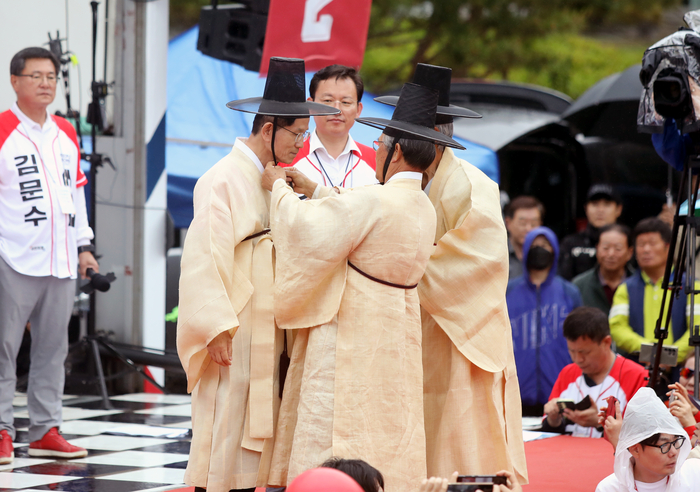 김문수 국민의힘 대선 후보가 24일 경북 안동 웅부공원 유세 현장에서 안동 유림이 준비한 양반 도포를 입고 있다.
