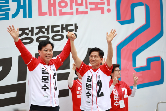 김문수 후보가 송언석 의원과 함께 시민들의 환호에 답하고 있다. 국민의힘 김천시 당협 제공