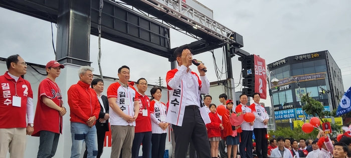국민의힘 김문수 대통령 후보가 칠곡군 왜관역 광장에서 '기적의 시작' 유세를 하고 있다.