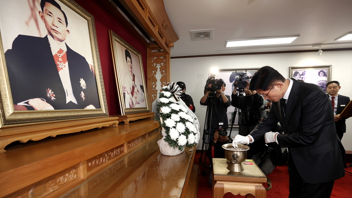 국민의힘 김문수 대선 후보가 24일 오후 경북 구미시 박정희 전 대통령 생가를 찾아 분향하고 있다.
이현덕기자 lhd@yeongnam.com