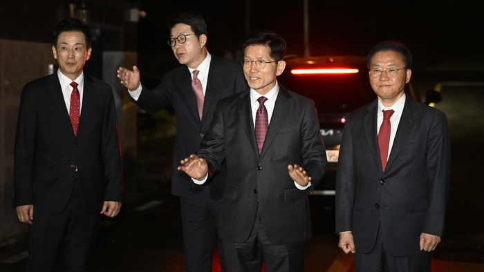 24일 대구 달성군 박근혜 전 대통령 사저 앞에서 국민의힘 김문수 대선 후보(오른쪽 두 번째)가 지지자 등에게 인사하고 있다. 이현덕기자 lhd@yeongnam.com