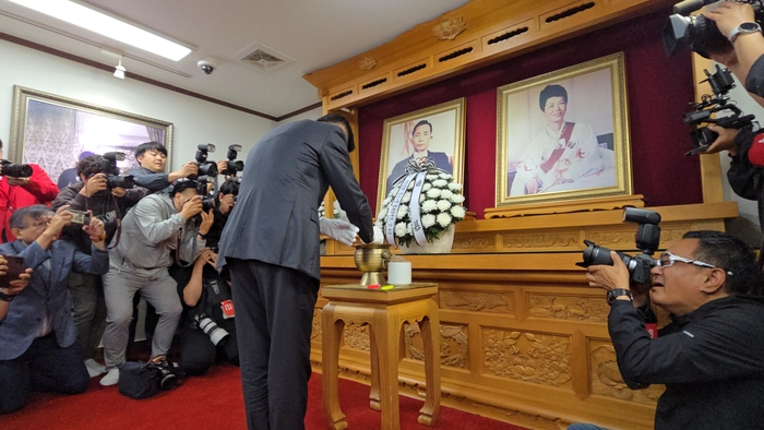 국민의힘 김문수 대선 후보가 박정희 전 대통령 생가 추모관을 찾아 참배하고 있다. <박용기 기자>