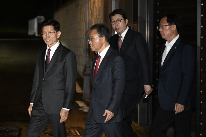 국민의힘 김문수 대선 후보가 24일 대구 달성군에 있는 박근혜 전 대통령 사저를 찾아 박 전 대통령을 예방한 뒤, 동행한 당 소속 의원들과 함께 나오고 있다.
이현덕기자 lhd@yeongnam.com