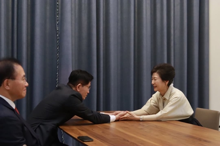 두 손을 꼭 맞잡은 장면이 모든 걸 말합니다.