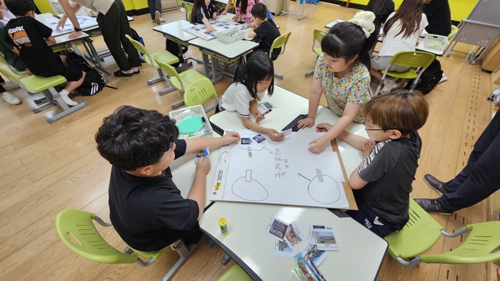지난 21일 2025 상반기 IB PYP 월드스쿨 대외 공개 수업을 개최한 대구 덕인초에서 학생들이 정해진 주제에 따른 토의를 하고 있다. <덕인초 제공>