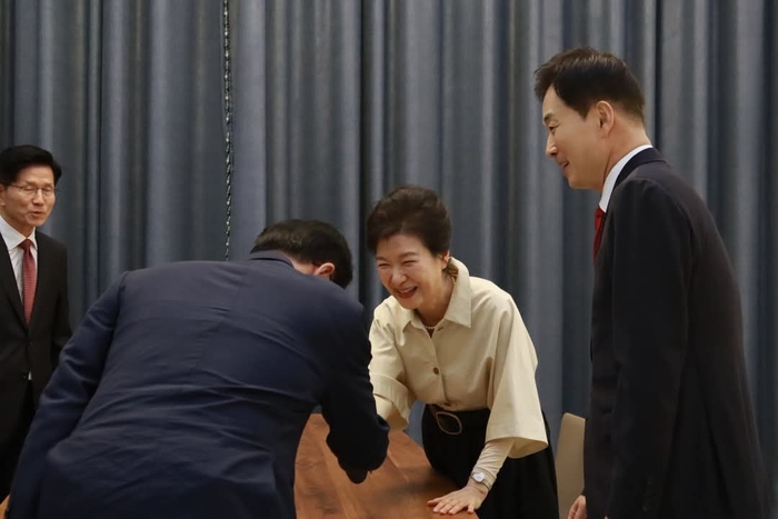 정중한 인사에 환한 웃음으로 답한 박 전 대통령.