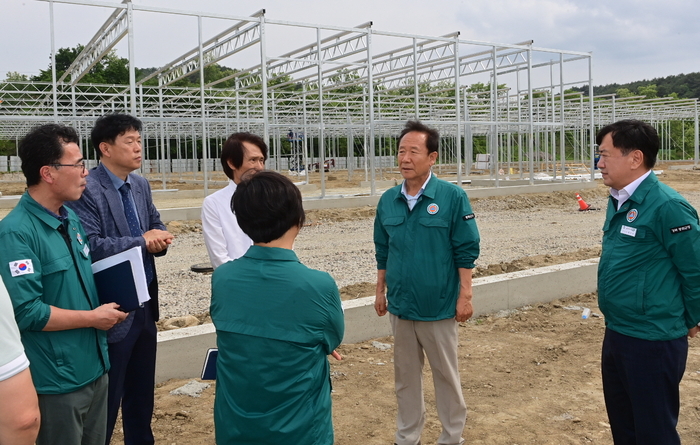 지난 21일 박현국 봉화군수(오른쪽 두 번째)가 봉성면 창평리 일원에 조성 중인 임대형 스마트팜단지 공사현장을 찾아 설계·시공 관계자들과 조성 방향을 논의하고 있다. <봉화군 제공>