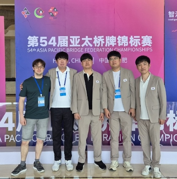 대한민국 브리지 국가대표팀이 최근 중국 허훼이에서 열린 '제54회 아시아태평양 브리지 챔피언십'에서 준우승을 차지한 후 기념사진을 찍고 있다.<한국브리지협회 제공>