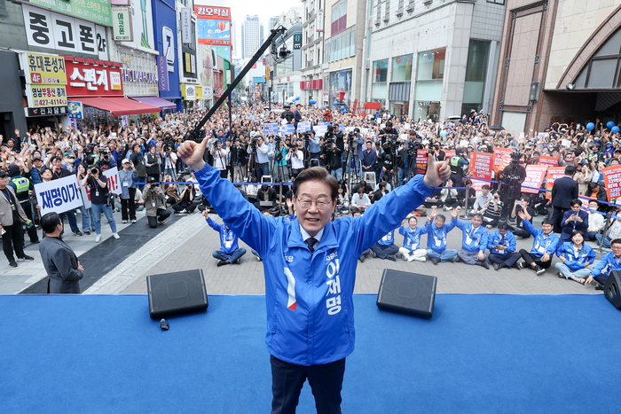 더불어민주당 이재명 대선 후보가 지난 13일 '보수의 심장'이라고 불리는 대구광역시의 동성로 거리에서 연설을 마친 후 두손을 번쩍 들고 있다. 연합뉴스