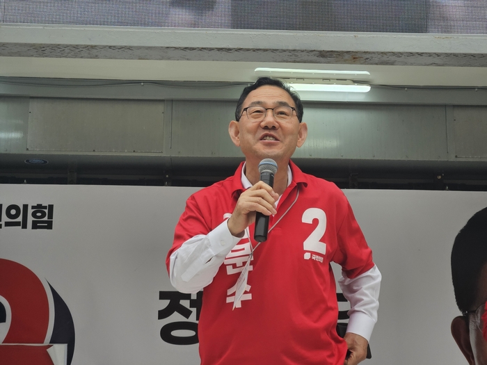 국민의힘 주호영 대구 총괄선대위원장이 지난 22일 대구 수성구 신매시장에서 진행된 집중 유세에서 발언하고 있다. 권혁준기자 hyeokjun@yeongnam.com