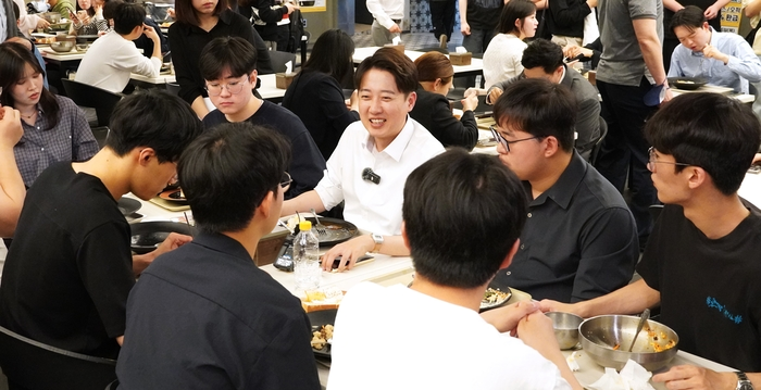 '학식먹자 이준석'행사를 위해 지난 13일 오후 대구 북구 경북대 복지관을 찾은 개혁신당 이준석 대선후보가 학생들과 대화를 나누고 있다. <영남일보DB>
