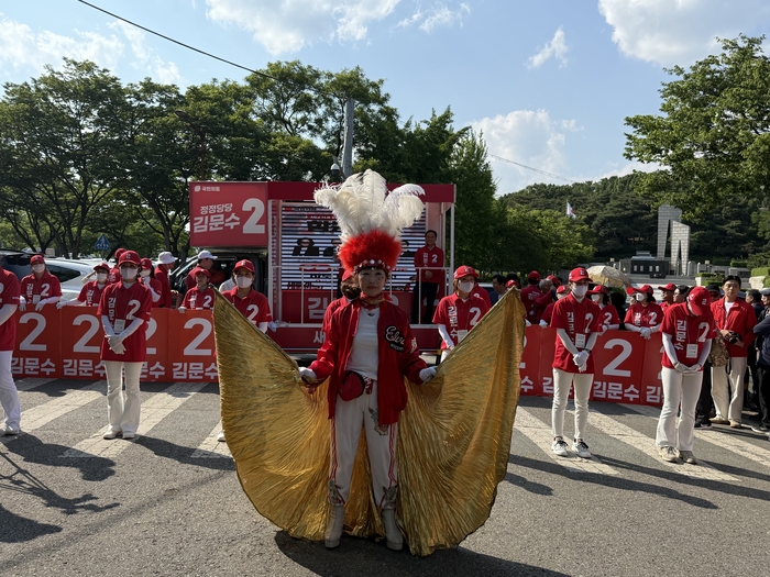 25일 오후 대구 달서구 두류공원 2·.28공원 앞. 국민의힘 김문수 후보의 한 유세원이 공작새를 연상케 하는 복장으로 시민들의 시선을 끌고 있다. 구경모기자