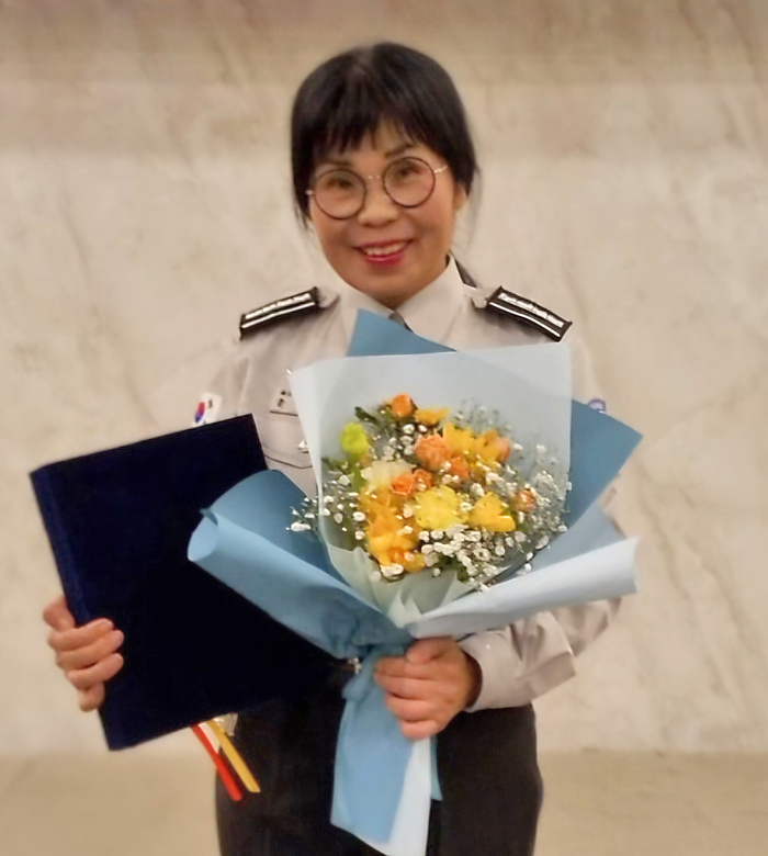 20여 년동안 봉사 활동을 하고 있는 윤무숙씨는 봉사상과 표창패 등 수상 경력도 화려하다. 사진은 포항시의회 의장 표창패를 받은 윤무숙씨. <윤무숙씨 제공>