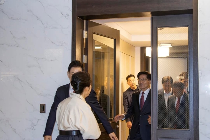 박근혜 전 대통령과 김문수 후보, 조용히 만났습니다.