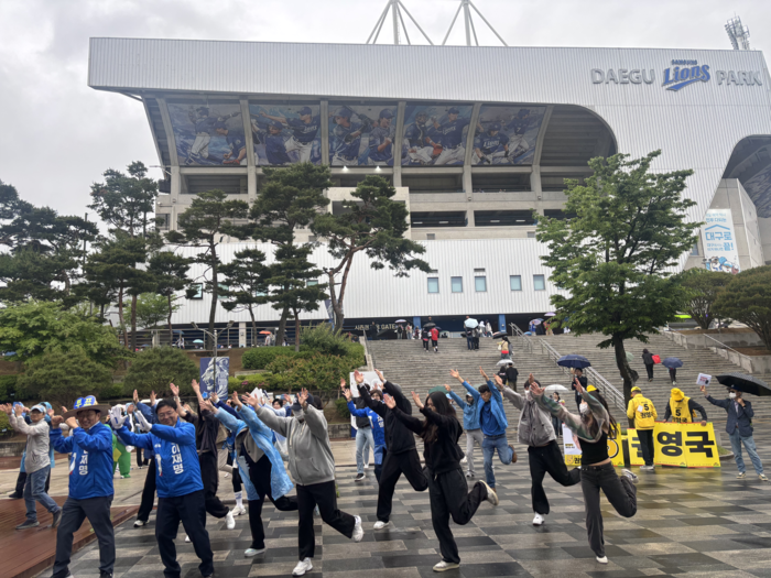24일 오후4시 대구 수성알파시티역 4번 출구 앞에서 더불어민주당 선거운동원과 자원봉사자 50명이 플래시몹 이벤트를 펼치고 있다. 더불어민주당 대구시당 선거대책위원회 제공