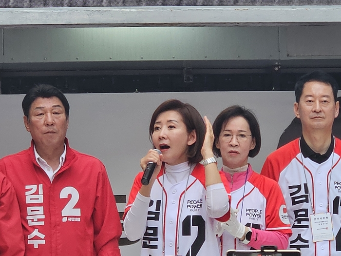 국민의힘 나경원 공동선대위원장이 25일 대구 중구 동성로에서 진행된 집중 유세에서 발언하고 있다. 권혁준기자 hyeokjun@yeongnam.com