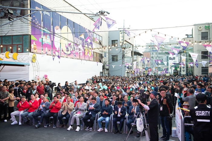 23일 구미시 인동시장에서 열린 구미 달달한 낭만 야시장 개장식 모습. 이날 A시의원은 의전 소홀을 이유로 의회 공무원을 폭행하고 갑질을 했다는 논란이 일고 있다. 행사장 무대 앞에서 발생한 일에 당시 많은 시민들이 이를 목격했다.<구미시 제공>