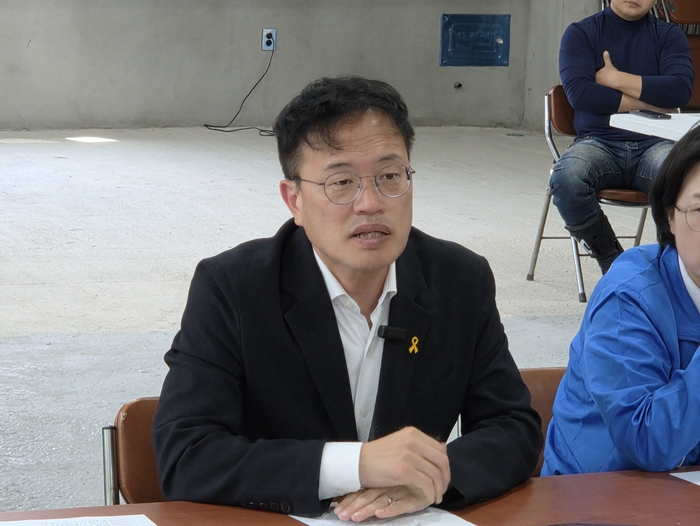 박주민 더불어민주당 중앙선대위 기본사회위원장이 26일 포항 지진 소송과 관련한 간담회에서 발언하고 있다.
