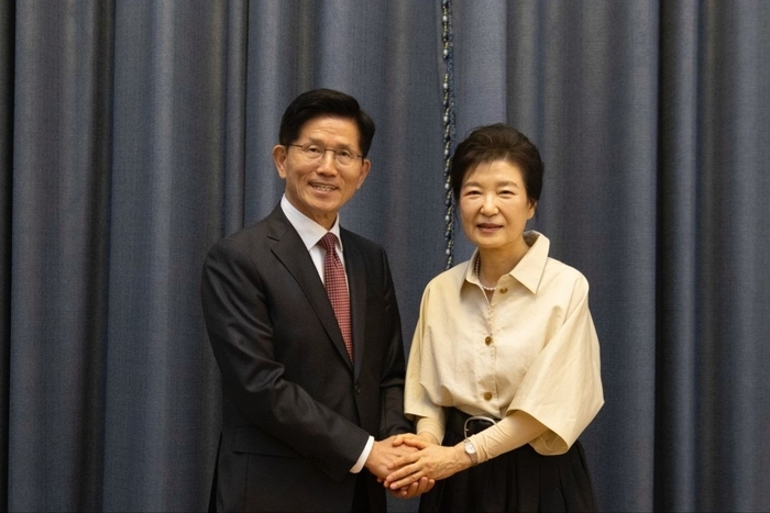 국민의힘 김문수 대선후보가 24일 대구 달성군 박근혜 전 대통령 사저에서 박 전 대통령을 만나고 있다. <국민의힘 제공>