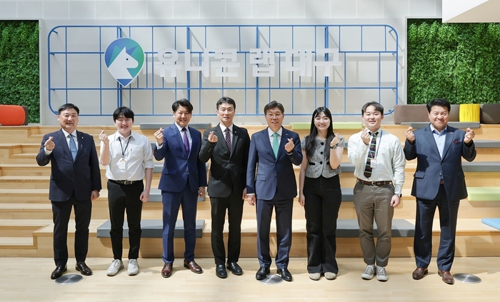 이복현 금융감독원장(왼쪽 넷째부터), 황병우 iM금융그룹 회장이 '유니콘 랩' 입주 스타트업 CEO 간담회에서 기념 촬영을 하고 있다. <iM금융그룹 제공>