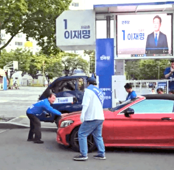 26일 오후 대구 수성구의 한 유세현장에서 경적을 울리면서 선거운동을 방해하던 차량을 현장에 있던 당원들이 제지하자 해당차량이 유세원들을 밀고 나갔습니다. <독자 제공>