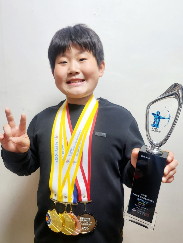 제 59회 전국  남녀 양궁 종별 선수권대회 시상식에서 동부초 4학년 이하준군이 메달을 목에 걸고 기념촬영을 하고 있다. <이하준군 제공>