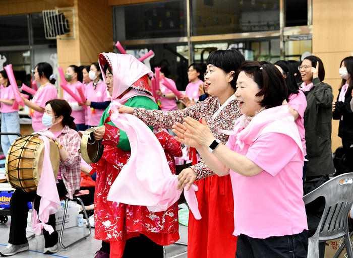 지난 24일 교내에서 개최된 영진전문대 사회복지과의 '한마음 체육대회'에 성인학습자들이 경기에 참여 중인 팀원들을 응원하고 있다. <영진전문대 제공>