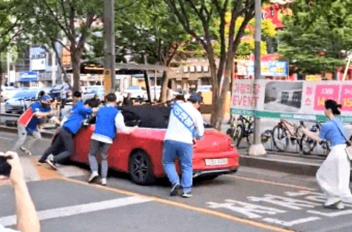 26일 오후 6시 10분쯤 대구 수성구 신매광장 벌어진 민주당의 대통령 선거 유세 현장에서 경적을 울리며 선거운동을 방해하던 차량이 선거운동원들을 차로 밀고 나가고 있다. <독자제공>