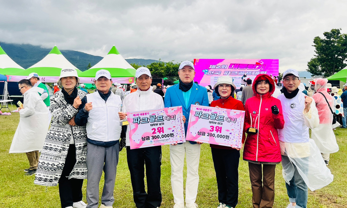 지난 24일 제2회 대통령기 전국 파크골프대회에서 입상한 영진전문대 김상록(왼쪽에서 셋째), 이지호(왼쪽서 다섯째) 학생이 조진석 학과장, 동기생들과 기념 촬영을 하고 있다.<영진전문대 제공>