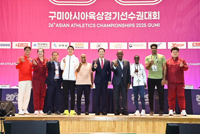 달란 알 하마드(왼쪽 일곱번째) 아시아육상경기연맹 회장과 김장호(여섯번째) 구미시장, 우상혁(네번째) 선수를 비롯한 아시아 육상 스타 선수들이 대회 준비과정과 대회 출전 각오를 밝힌 '프레스 컨퍼런스' 후 단체 기념사진 촬영을 하고 있다. <구미시 제공>