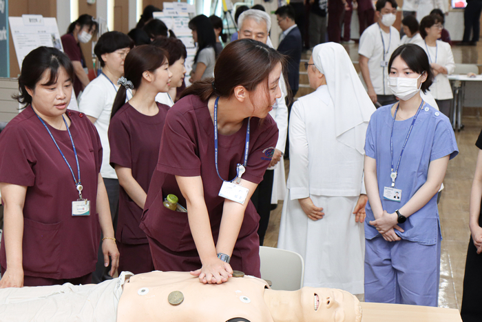 대구파티마병원이 국제 간호사의 날을 기념해 마련한 '2025 파티마 간호주간' 첫날 행사에서 신규 간호사가 심폐소생술(CPCR) 시뮬레이션 교육에 참여하고 있다. 이날은 'Fun Skills Day'로 지정돼 입사 1~3년차 간호사들을 대상으로 실무 중심의 간호술기 교육이 진행됐다. <대구파티마병원 제공>