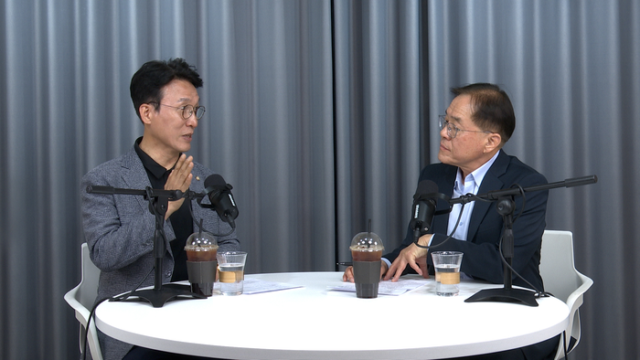 김민석(왼쪽) 더불어민주당 상임공동선거대책위원장과 박재일 영남일보 논설실장이 27일 영남일보 스튜디오에서 진행된 '박재일의 직설사설'에서 대담을 나누고 있다. 이형일기자 hilee@yeongnam.com