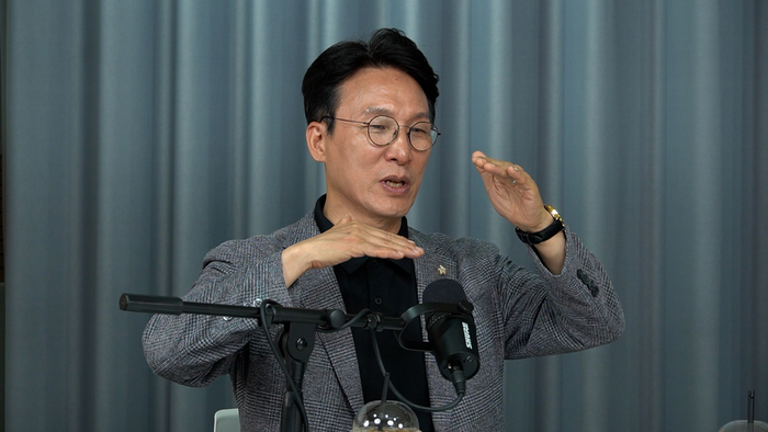 김민석 더불어민주당 상임공동선거대책위원장이 27일 영남일보 스튜디오에서 진행된 '박재일의 직설사설'에 출연해 대담을 나누고 있다. 이형일기자 hilee@yeongnam.com