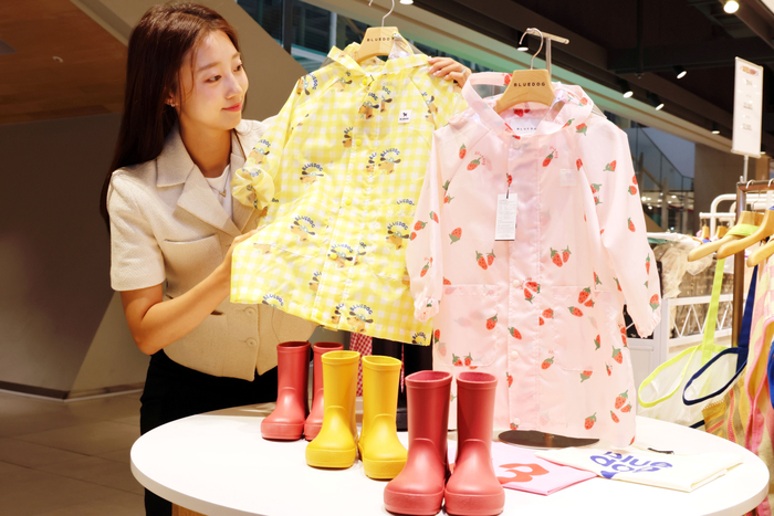 롯데백화점 대구점 5층 아동복 브랜드 '블루독' 매장에서 본격적인 장마철을 앞두고 아동용 레인부츠와 레인코트를 선보인다. 출시된 제품은 우수한 방수기능과 뛰어난 활동성은 물론, 세련된 디자인까지 갖춰 실용성과 스타일을 모두 만족시키는 것이 특징이다. <롯데백화점 대구점 제공>