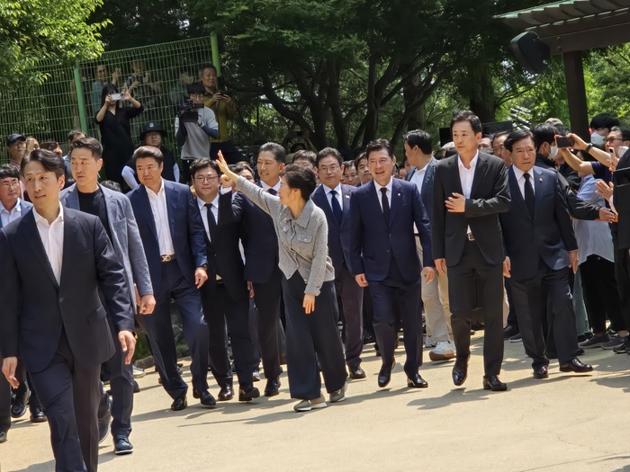 아버지 박정희 전 대통령 생가를 찾은 박근혜 전 대통령이 지지자들에게 손을 흔들고 있다. <박용기 기자>