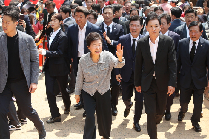 27일 오전 경북 구미시 박정희 전 대통령 생가를 방문한 박근혜 전 대통령이 지지자들과 인사를 하고 있다.
이윤호기자 yoonhohi@yeongnam.com