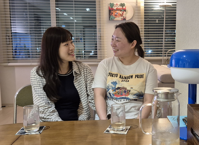 최근 대구 자택에서 영남일보 인터뷰에 응한 성소수자 최진아(왼쪽)씨와 임아현(오른쪽)씨가 서로를 마주보며 환하게 웃고 있다. 조윤화 기자