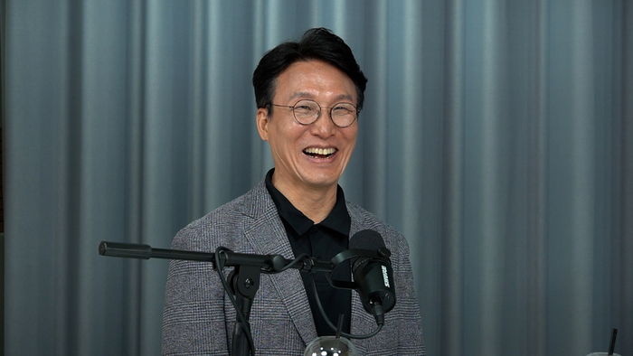 김민석 더불어민주당 상임공동선거대책위원장이 27일 영남일보 스튜디오에서 진행된 '박재일의 직설사설'에 출연해 대담을 나누며 웃고 있다. 이형일기자 hilee@yeongnam.com