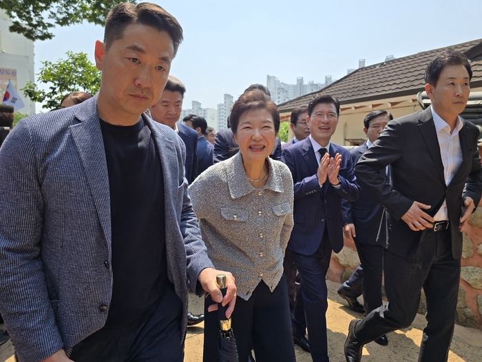 아버지 박정희 전 대통령 생가를 찾은 박근혜 전 대통령이 지지자들을 향해 환하게 웃고 있다. <박용기 기자>
