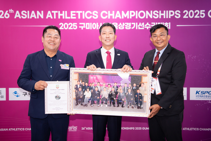 쪼뚜아웅 미얀마 육상연맹 사무총장(오른쪽)이 김철광 육상연맹회장, 김장호 구미시장에게 감사패를 전달하고 있다.