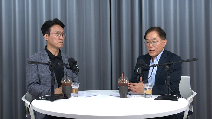 김민석 더불어민주당 상임공동선거대책위원장과 박재일 영남일보 논설실장이 27일 영남일보 스튜디오에서 진행된 '박재일의 직설사설'에서 대담을 나누고 있다. 이형일기자 hilee@yeongnam.com