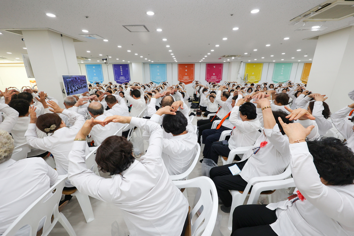 신천지예수교 증거장막성전 다대오지파 포항교회에서 어버이날을 맞아 기념예배를 진행하고 있다. <신천지 대구교회 제공>